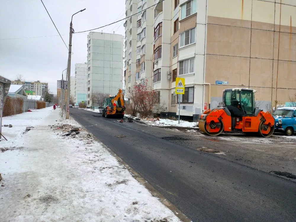 В мэрии Ярославля прокомментировали укладку асфальта в снег