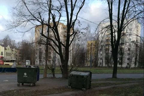 В Ярославле из-за ураганного ветра упала стена подъезда