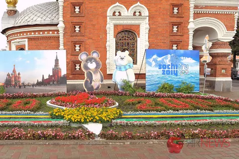 В Ярославле прошла презентация цветочных композиций «Ярославль многоликий», расположенных возле часовни Александра Невского. Фоторепортаж