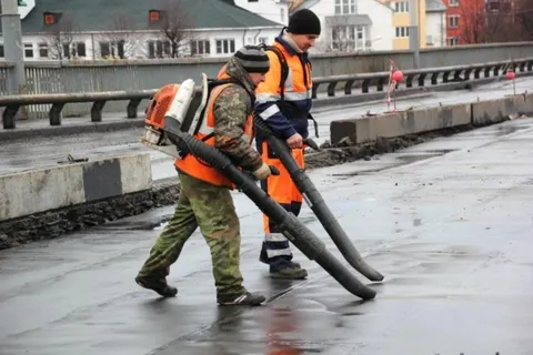 На Октябрьском мосту в Ярославле началась асфальтировка полосы движения по направлению в центр