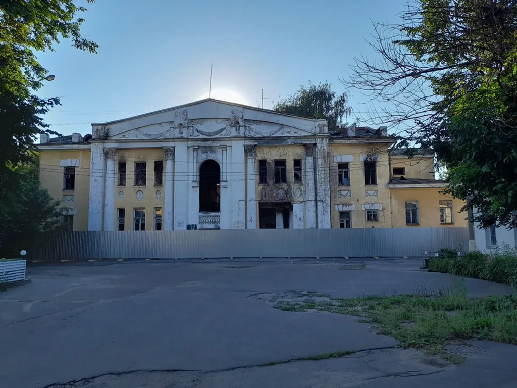 В Ярославле вокруг сгоревшей усадьбы появился забор
