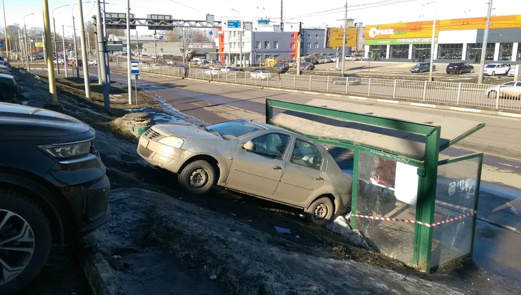 В Ярославле припаркованный у ТЦ «Рио» автомобиль протаранил остановку