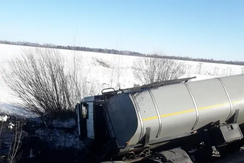 Под Ярославлем при столкновении с битумовозом погиб водитель «ВАЗа»