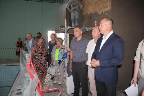 В Ярославле проверили ход строительства бассейна в Заволжском районе