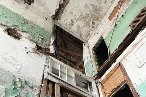 Корпуса Калмыковых в Ярославле доживают последние дни. С фото