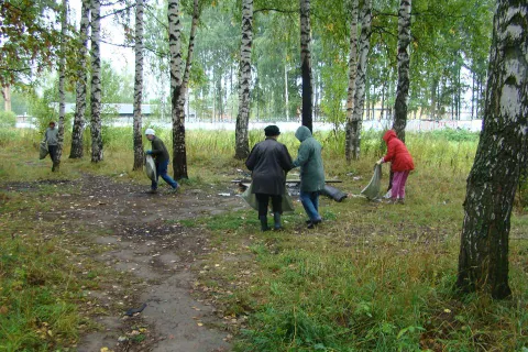 В Дзержинском районе Ярославля прошел субботник 