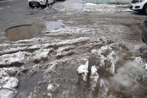 Тротуары в центре Ярославля утонули в снежной жиже