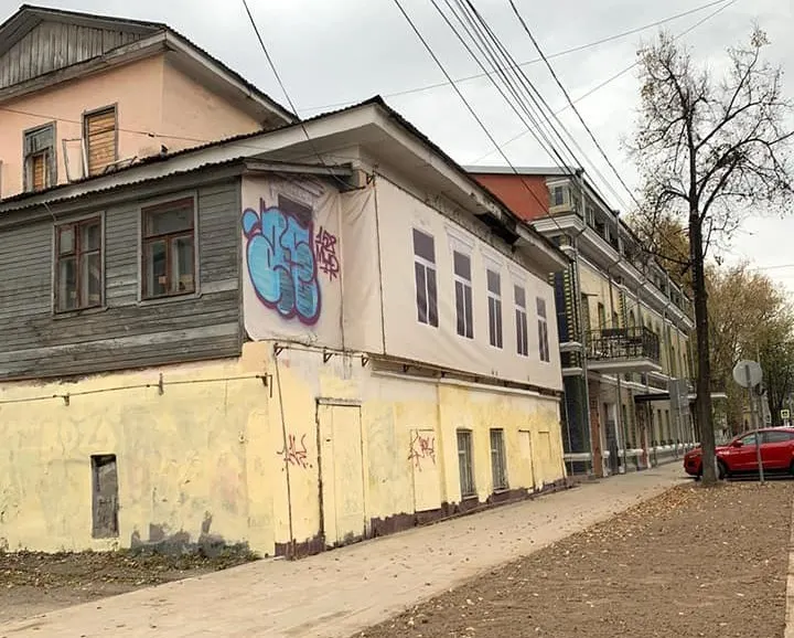 «Увидели удручающую картину»: улицу Пушкина в Ярославле снова раскрасили вандалы