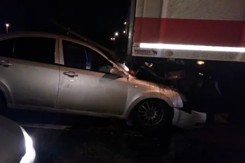 В Ярославле на окружной дороге «легковушка» попала вод фуру