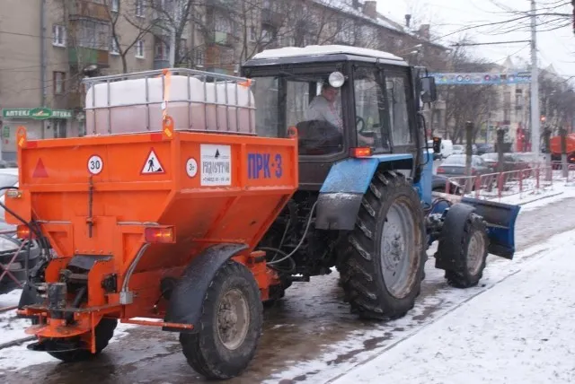 В Ярославле испытали природный жидкий реагент для обработки тротуаров