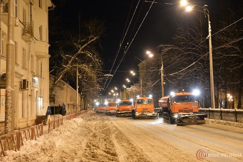 Ярославль чистят от снега ночью: убирайте свои машины!