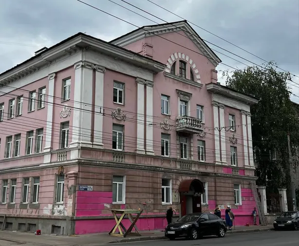Мэрия Ярославля приостановила покраску здания в стиле «Барби»