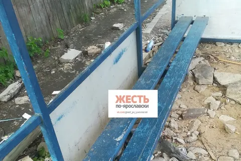 К кому с «благодарностью» обратиться: ярославцы жалуются на раскуроченную остановку