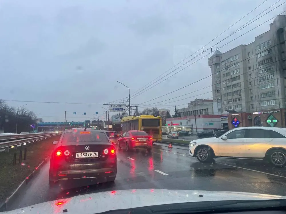 Из-за ДТП с желтым автобусом в Ярославле возникла большая пробка