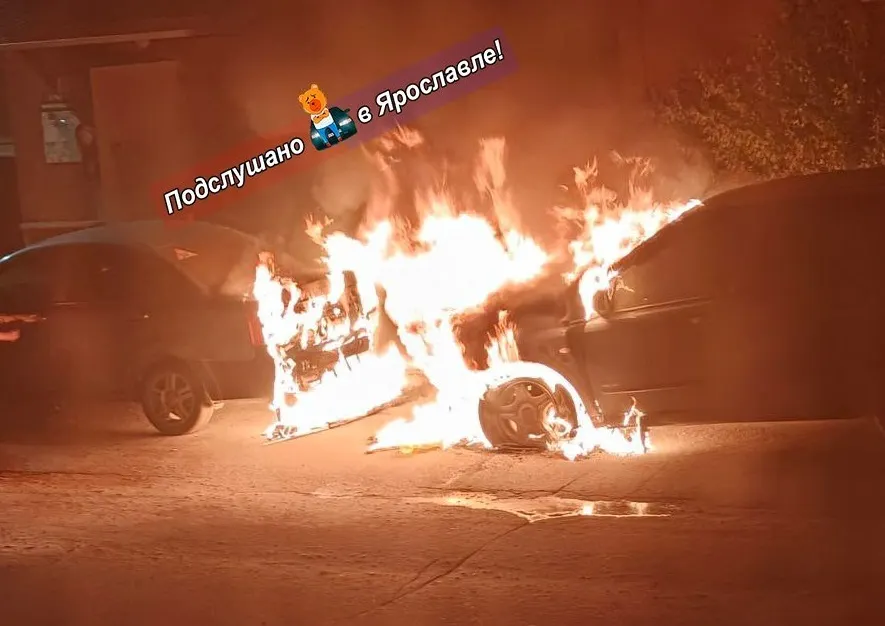 Ночью под Ярославлем горели две легковушки