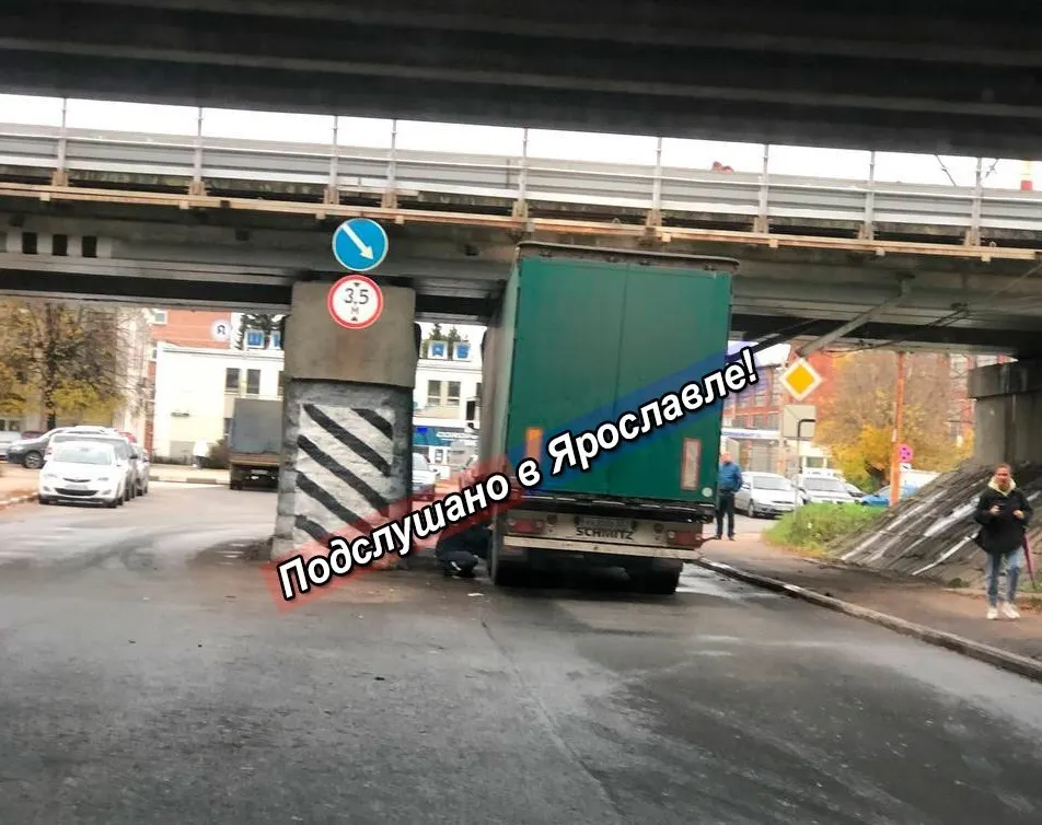 В Ярославле под мостом застрял грузовик