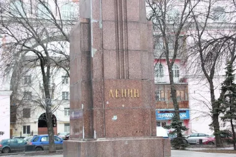 На памятнике Ленину в центре Ярославля восстановили гранитную плиту