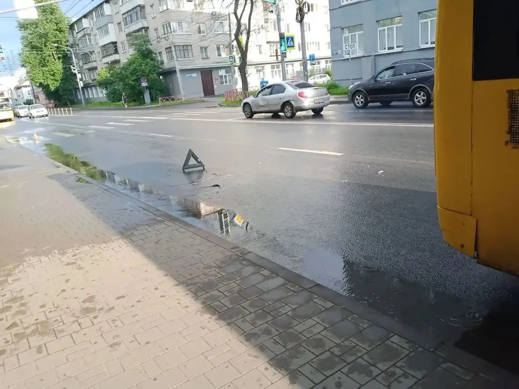 Попавшая в ДТП с автобусом в Ярославле девушка скончалась