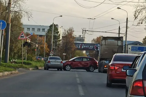 Ярославцы стоят в громадной пробке на выезде из Брагино