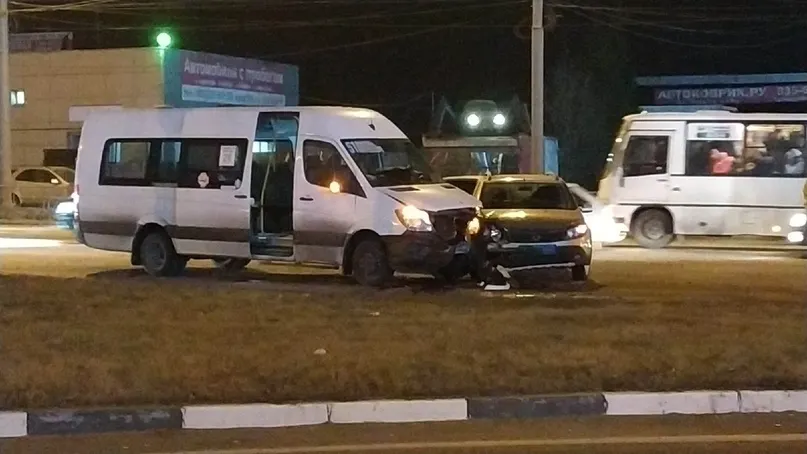 В Ярославле маршрутка врезалась в легковушку