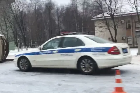 В Ярославле перевернувшаяся «ГАЗель» на пешеходном переходе сбила женщину: видео