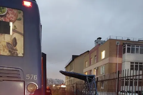 В Ярославле автобус врезался в остановку
