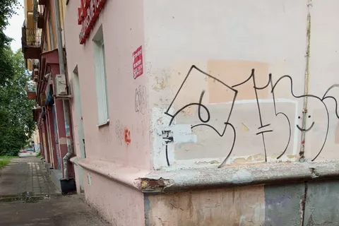 Берегите головы: в центре Ярославля рушится балкон
