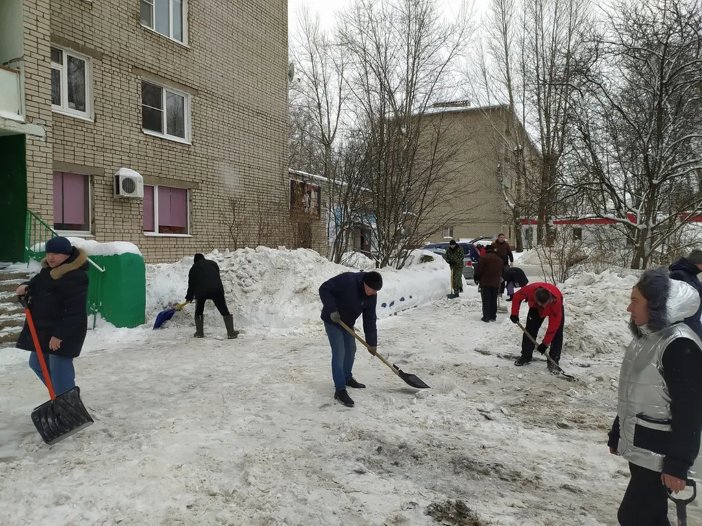 «Вместе мы сила»: ярославцы сами убирают дворы от снега