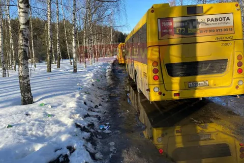В Ярославле конечную остановку желтых автобусов превратили в помойку