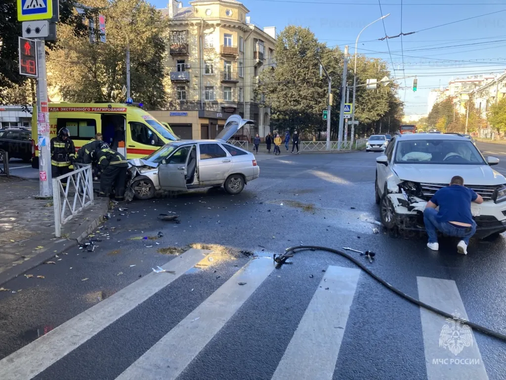 В Ярославле на проспекте Толбухина столкнулись две легковушки