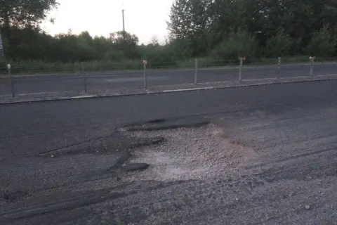 На дороге «Ярославль - Тутаев» появилась яма для туристов