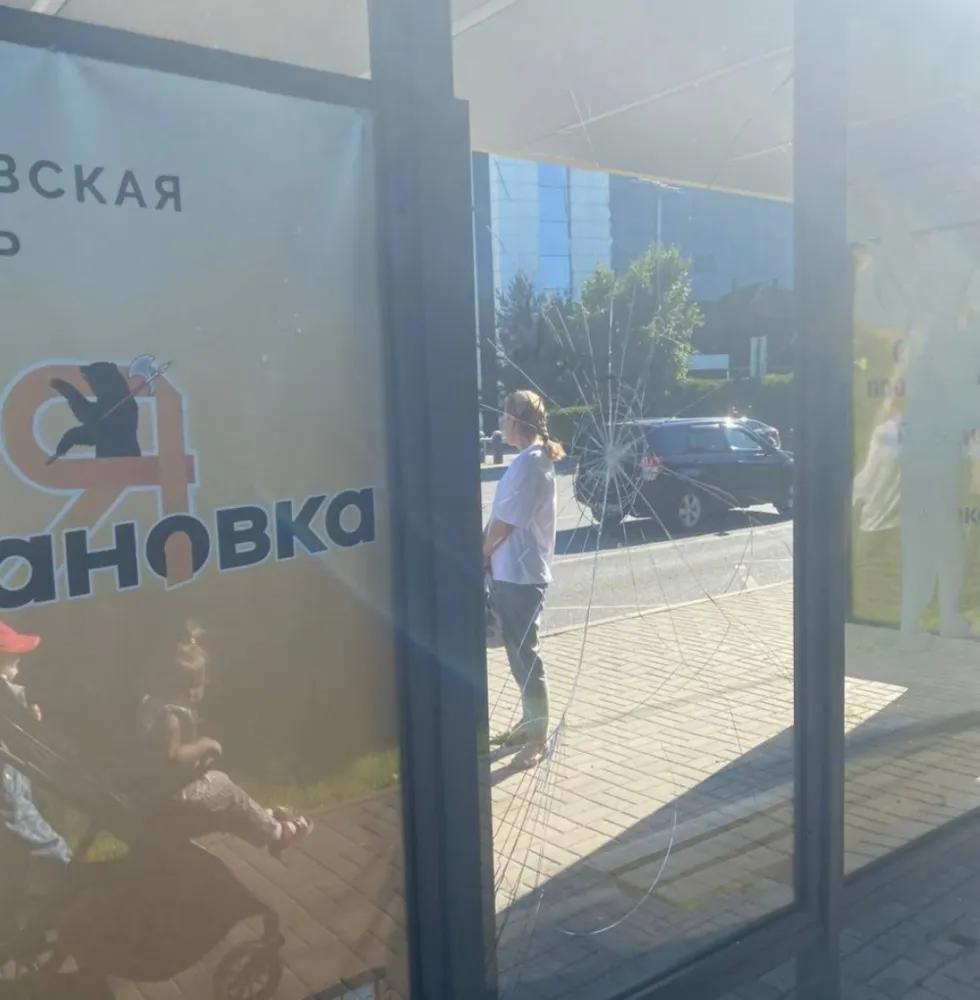 В Ярославле вандалы повредили новую остановку