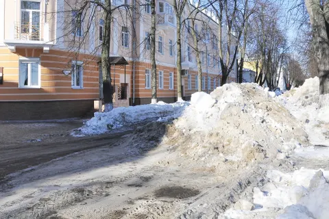 Начался вывоз снега с Волжской набережной Ярославля. Первый за всю зиму этого года. Фоторепортаж