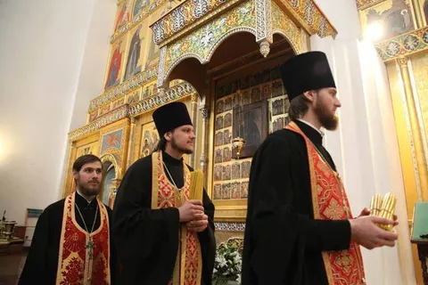 Благодатный огонь в Ярославле раздавали при большом стечении народа