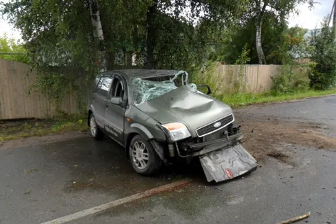 В Рыбинске автомобиль врезался в березу