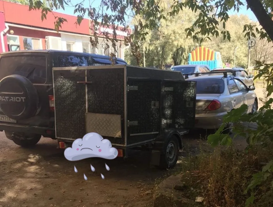 Ярославцев встревожила скулящая собака в автоприцепе