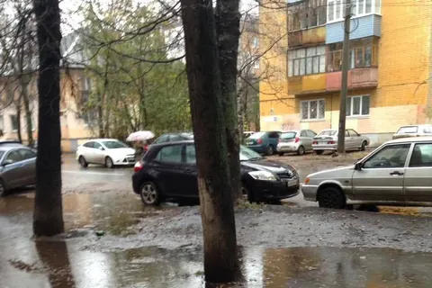 В Ярославле нашли самую большую лужу: она перед детским центром