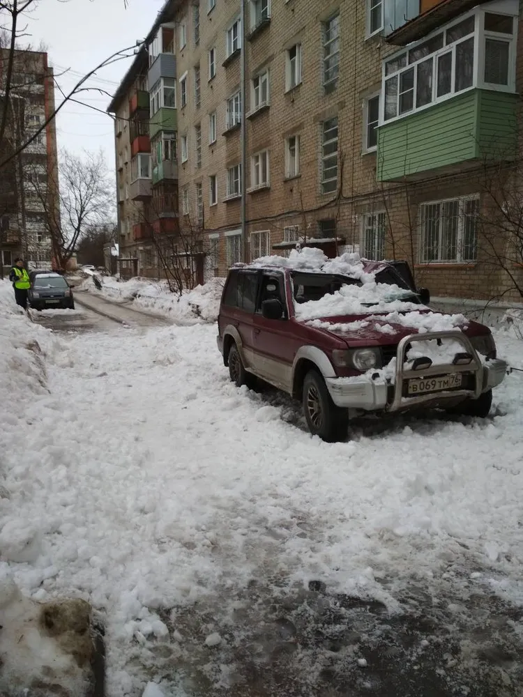 В Ярославле снег рухнул на внедорожник: есть пострадавшие