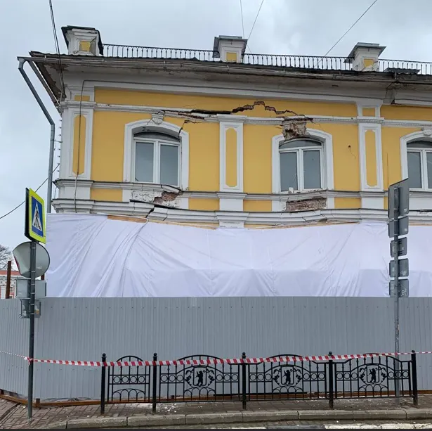 Прокурор поставил на контроль повреждение фасада в центре Ярославля