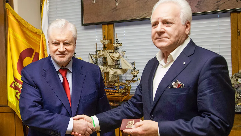 Миронов вручил Лисицыну партбилет
