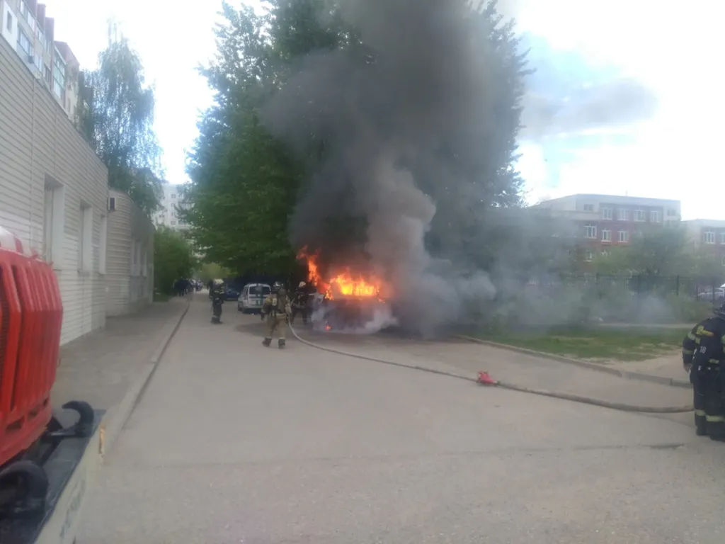 В Ярославле автомобиль загорелся в момент передачи должником взыскателю