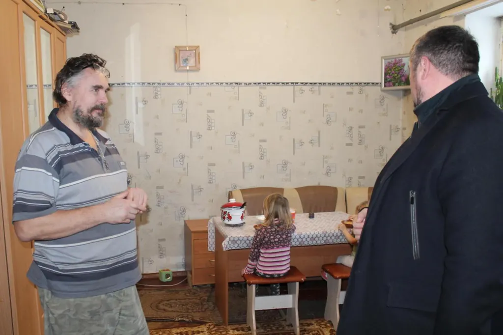 Ярославский детский омбудсмен побывал у многодетного отца-одиночки