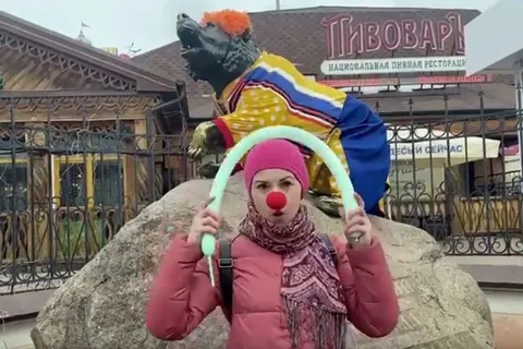 В День смеха на улицах Ярославля можно было встретить клоунов