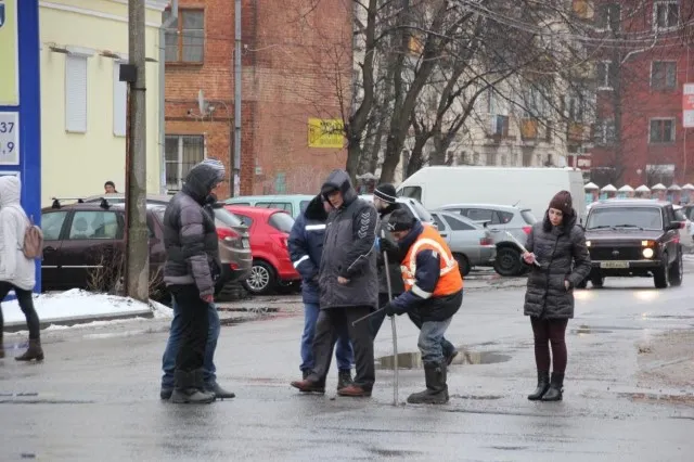 Власти Ярославля займутся колодцами на проезжей части