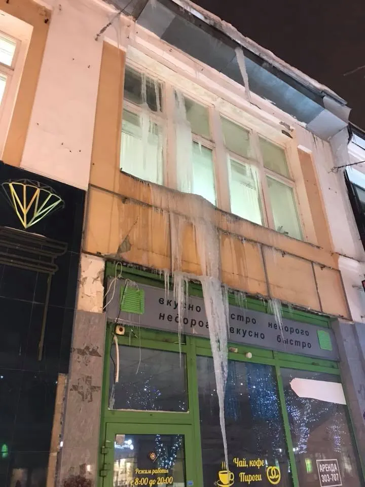 В самом центре Ярославля выросли трехметровые сосульки