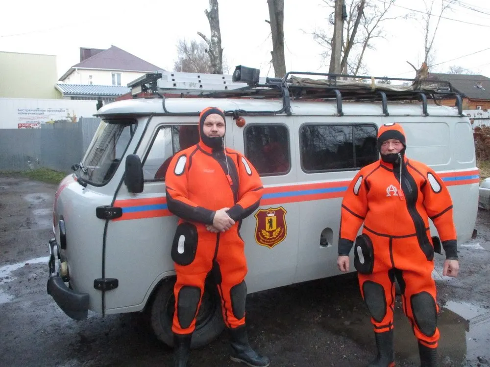 В Ярославской области спасатели помогли оказавшемуся в воде рыбаку