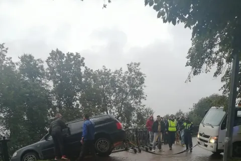 В Ярославле легковушка на Волжской набережной снесла чугунный забор