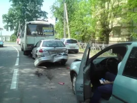 В Ярославской области столкнулись две иномарки и ПАЗ – машины всмятку