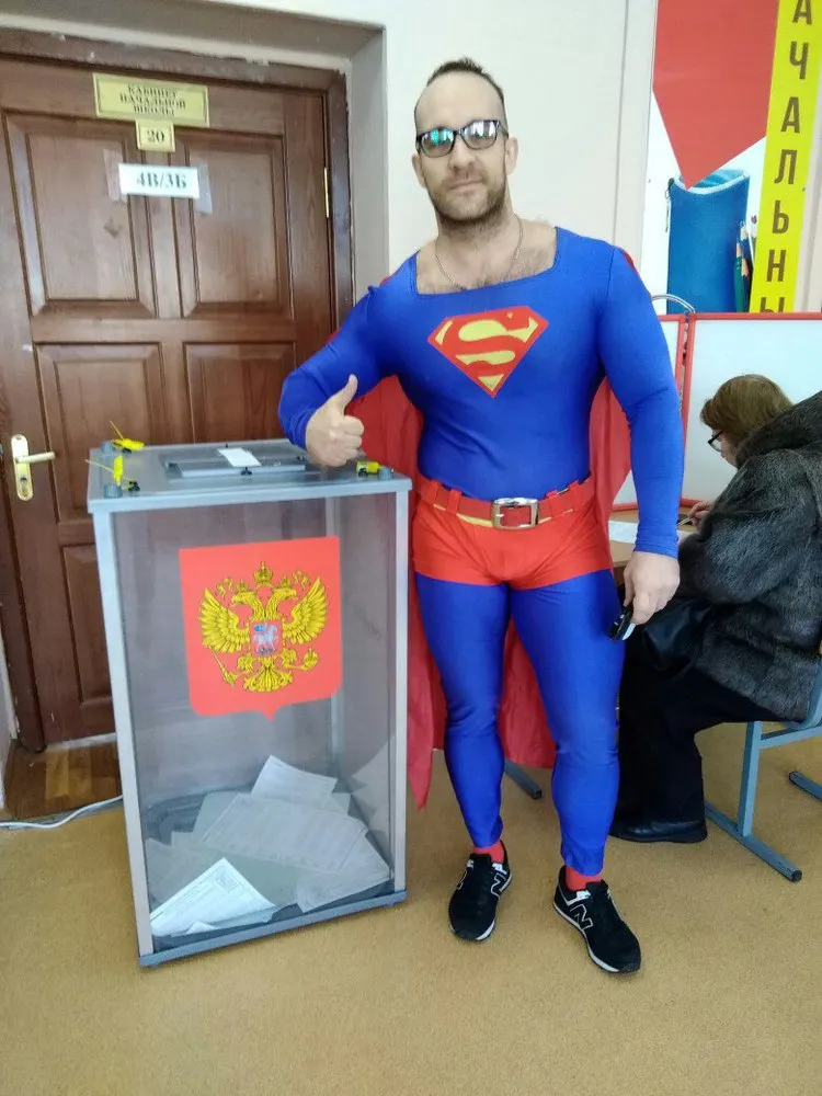 В Ярославле проголосовал Супермен 
