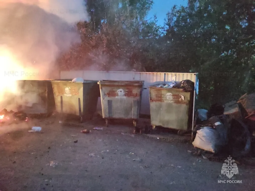 В Рыбинске горела контейнерная площадка